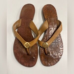 Tory Burch Thora Tumbled Leather Flip-Flop Sandals  Tan Gold Logo Size 9M